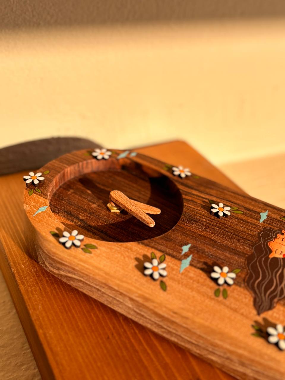 ساعت چوبی دختر سبز