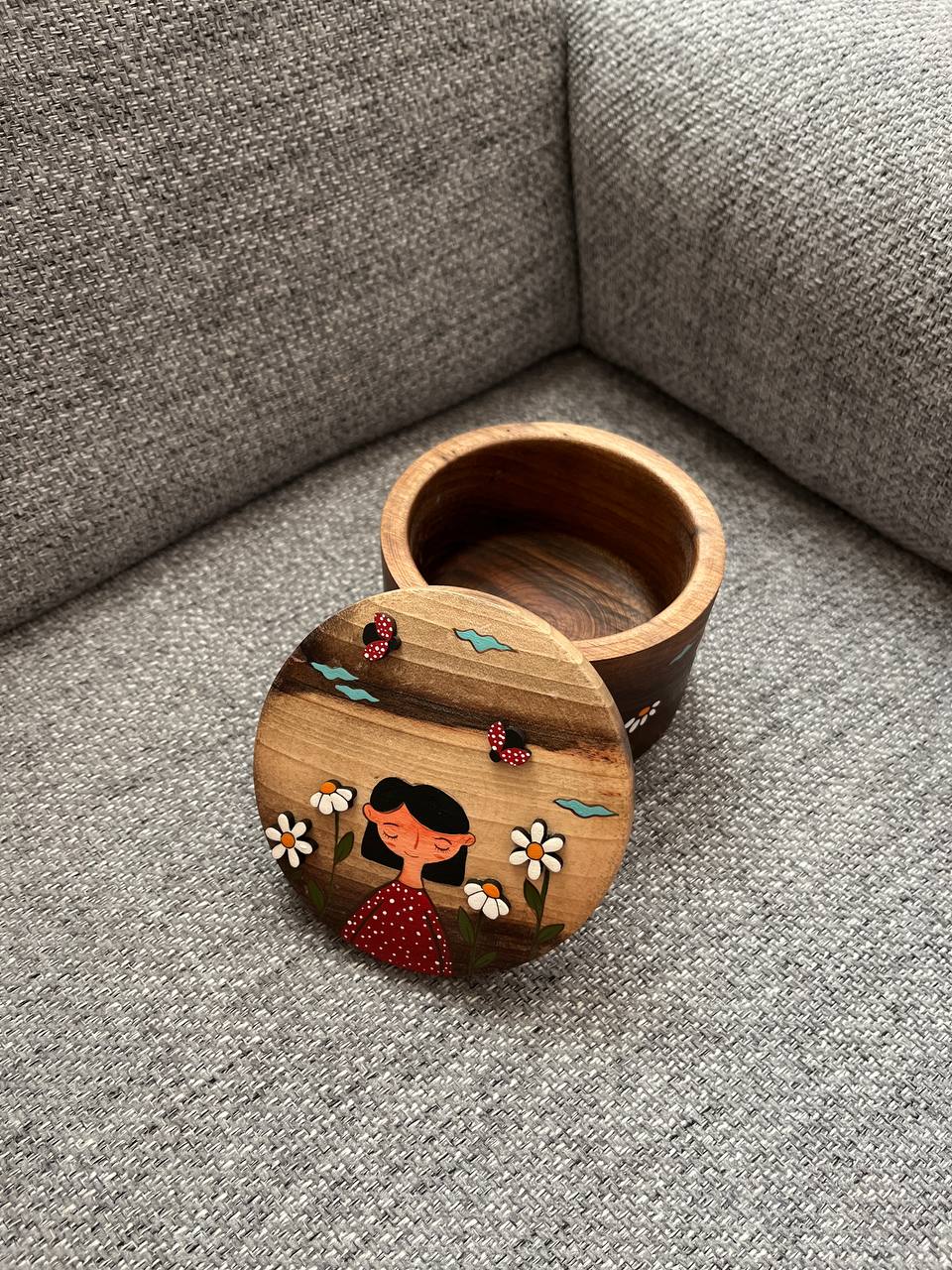 قوطی چوبی دختر قرمز
