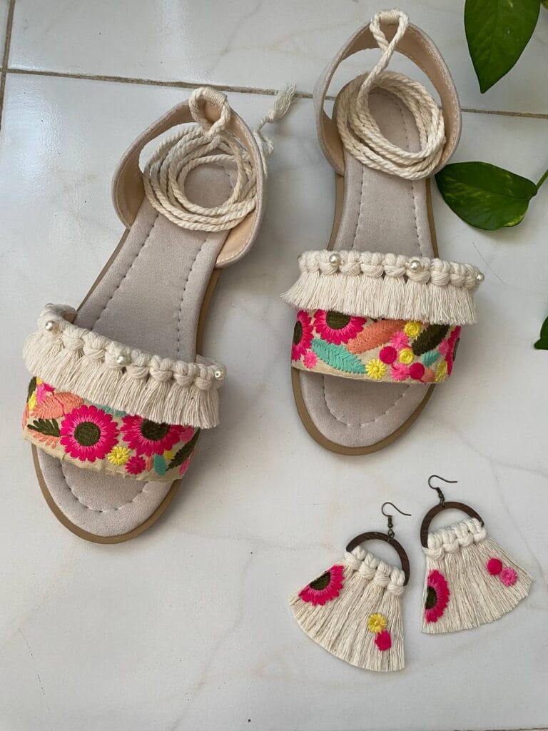 صندل و گوشواره مکرومه با طراحی گل‌دار از نخ مکرومه و سوزن دوزی برای فصل تابستان