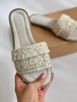 صندل زنانه تزیینی با نوار گلدوزی و نخ پنبه‌ای روی جعبه کفش